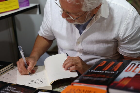 Héctor Abad Faciolince en la Feria del Libro de Madrid de 2023
