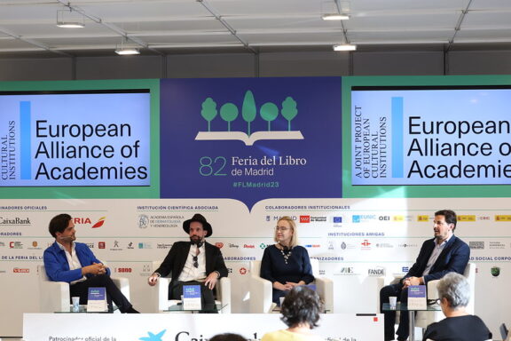 ‘Libertad de creación artística en Europa’ con Valerio Rocco, Dominika Kasprowicz, Directora de Villa Decius,, Ferenc Czinki, y Geertjan De Vugt, en el Pabellón Caixabank la 82ª #FLMadrid23 en el Retiro. 9 de junio de 2023. © Isabel Infantes