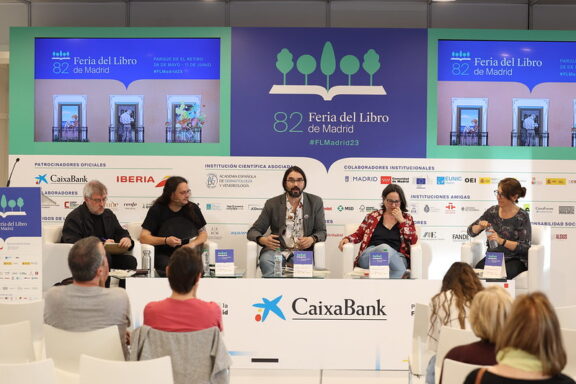 'Naturaleza poética', ecopoesía contra el colapso, con Jorge Riechmann, Rosana Acquaroni, Alberto García-Teresa, Ana Pérez-Cañamares y Miguel Ángel Vázquez en el Pabellón CaixaBank en la 82ª #FLMadrid23 en el Retiro. 6 de junio de 2023