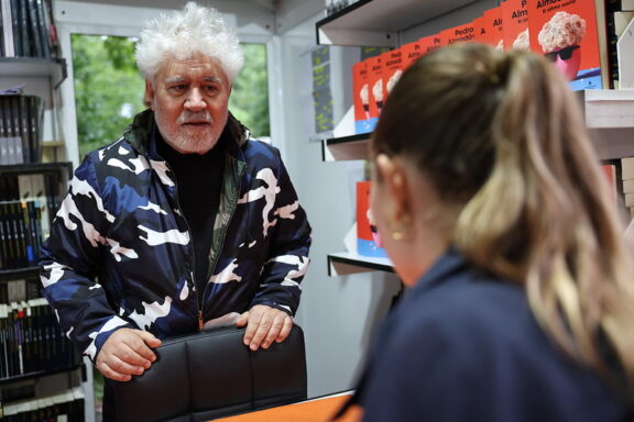 Pedro Almodóvar y Sara Bellido Feria del Libro de Madrid
