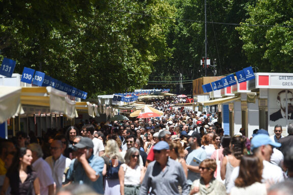 Vista general de la Feria del Libro de Madrid durante la última jornada de la 83.ª edición