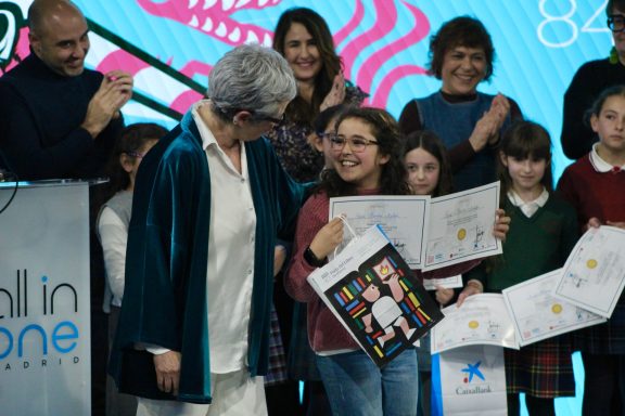 Ganadora de la final autonómica de Madrid con Eva Orúe, directora de la FLMadrid
